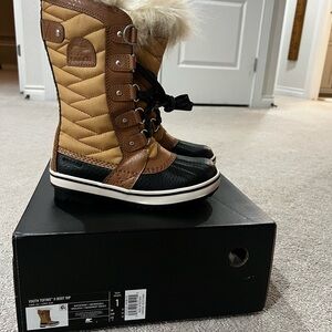 Sorel Youth Tofino II Boots in Curry and Black